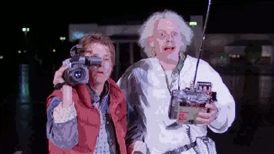 Marty et Doc dans Retour vers le Futur regardent la DeLorean avancer très vite